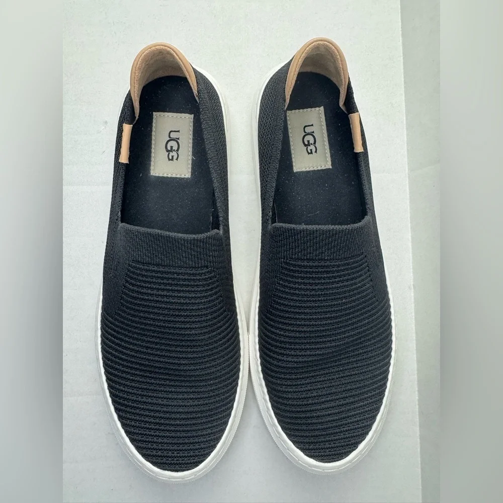 UGG Women’s Sammy Sz 9 Slip-on Sneaker Navy Blue Ribbed Knit.